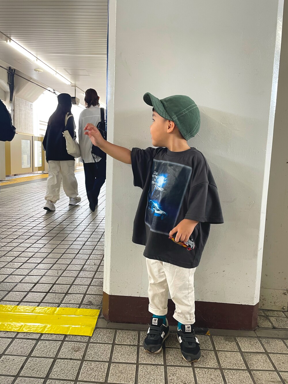 ホワイト系のその他パンツ、ブラック系のTシャツ/カットソー、ブラック系のスニーカーを着用したキッズの秋コーディネートの2枚目の写真