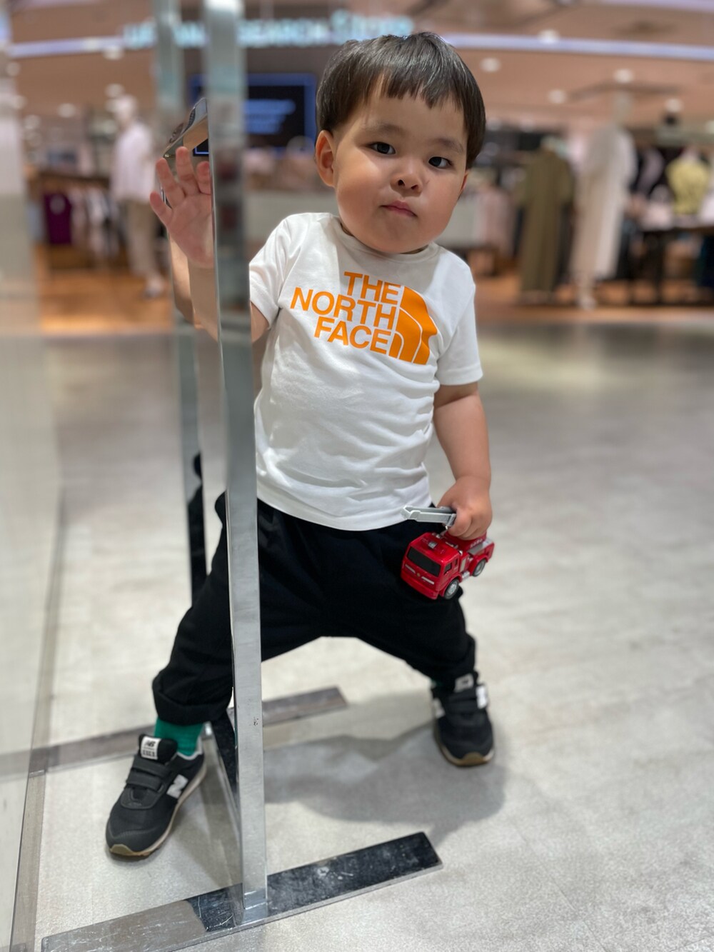 ホワイト系のTシャツ/カットソー、ブラック系のその他パンツ、ブラック系のスニーカーを着用したキッズの夏コーディネートの2枚目の写真