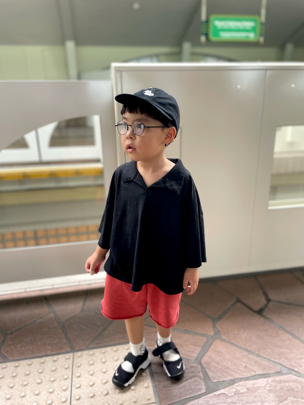 ブラック系のスニーカー、レッド系のセットアップ、ブラック系のセットアップを着用したキッズの秋コーディネートの2枚目の写真