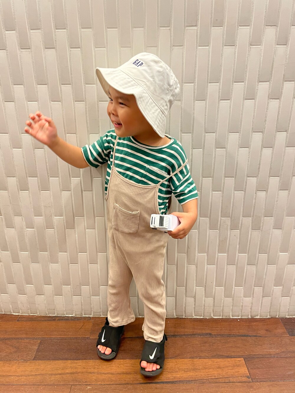 「アツいコーデ全部見せ、キッズコーデ、おでかけコーデ、オールインワン、ロンパース、おとこのこ、男の子、3歳、ボーダー、グリーン、ハット、スポーツサンダル、つなぎ、カジュアルコーデ」｜「NIKEのアイテム（サンダル、ブラック系）」を使った、sowsukeさん（キッズ・90cm）の夏コーディネートの3枚目の写真