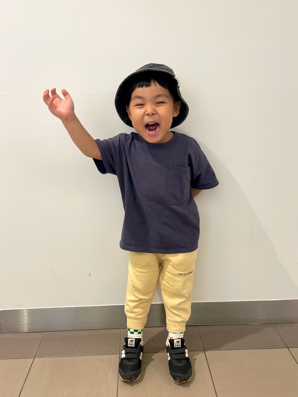 「ストリート、シンプルコーデ、スウェットパンツ、秋冬コーデ、ユニセックス、Tシャツ/カットソー、子供服コーデ、こどもコーデ、スニーカー、ハット、3歳、キッズ、男の子、カジュアルコーデ、KIDSｺｰﾃﾞ」｜「ZARAのアイテム（スウェットパンツ、イエロー系）」を使った、sowsukeさん（キッズ・90cm）の秋コーディネートの2枚目の写真