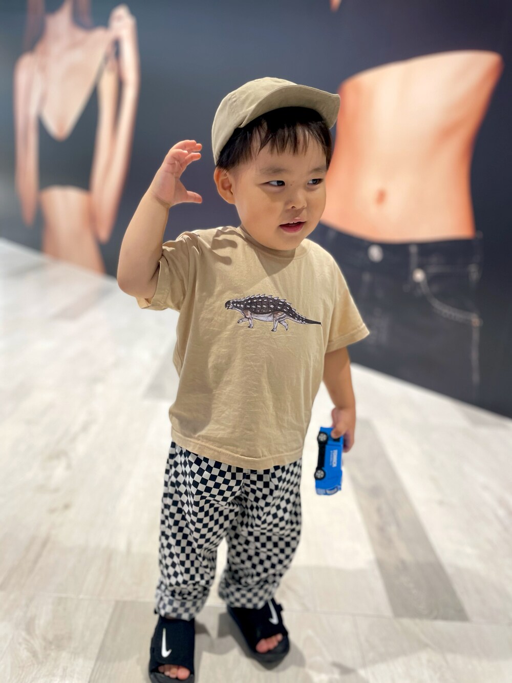 「公園コーデ、おとこのこ、ベビーコーデ、シンプルコーデ、ベビーギャップ、サンダル、NIKE、男の子、2歳、Tシャツ、フラッグチェック、チェッカーフラッグ、キャップ、こどもコーデ、秋コーデ」｜「GLOBAL WORKのキッズ/エアカルクロップドパンツ柄/262789（その他パンツ、その他）」を使った、sowsukeさん（キッズ・80cm）の秋コーディネートの2枚目の写真