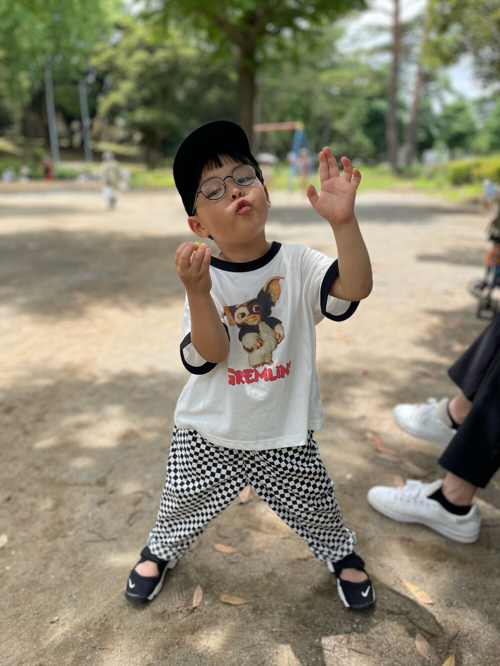 その他のTシャツ/カットソー、その他のその他パンツ、ブラック系のスニーカーを着用したキッズの夏コーディネートの2枚目の写真