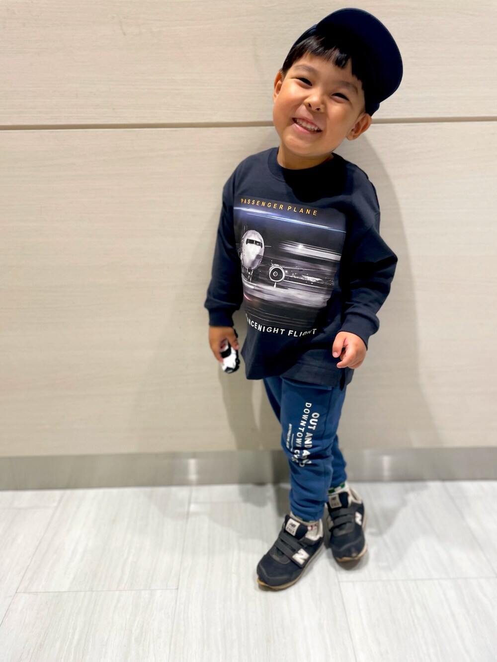 グレー系のTシャツ/カットソー、ブルー系のスウェットパンツ、ブラック系のスニーカーを着用したキッズの秋コーディネートの2枚目の写真