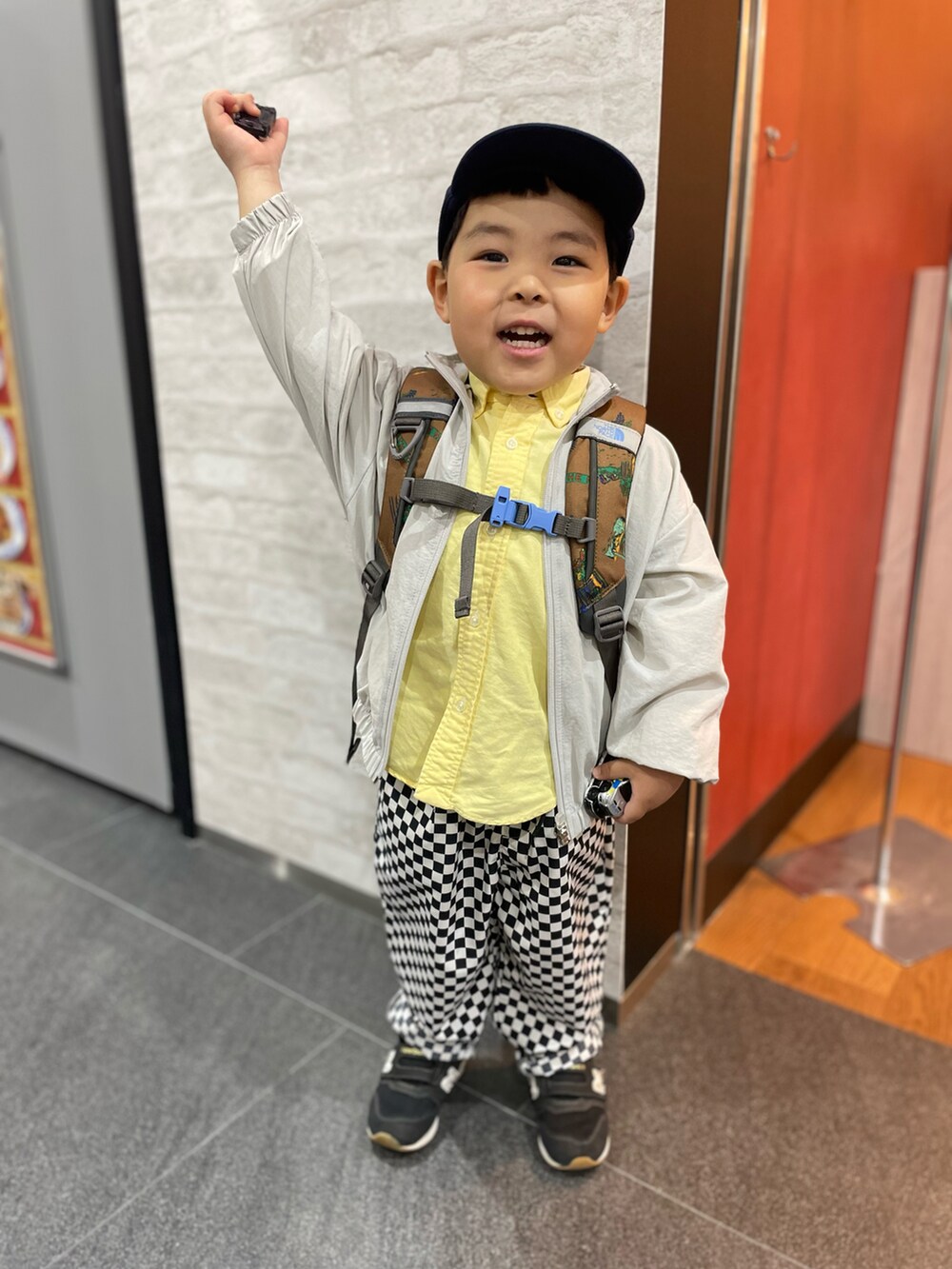 その他のその他パンツ、イエロー系のシャツ/ブラウス、シルバー系のブルゾンを着用したキッズの春コーディネートの2枚目の写真