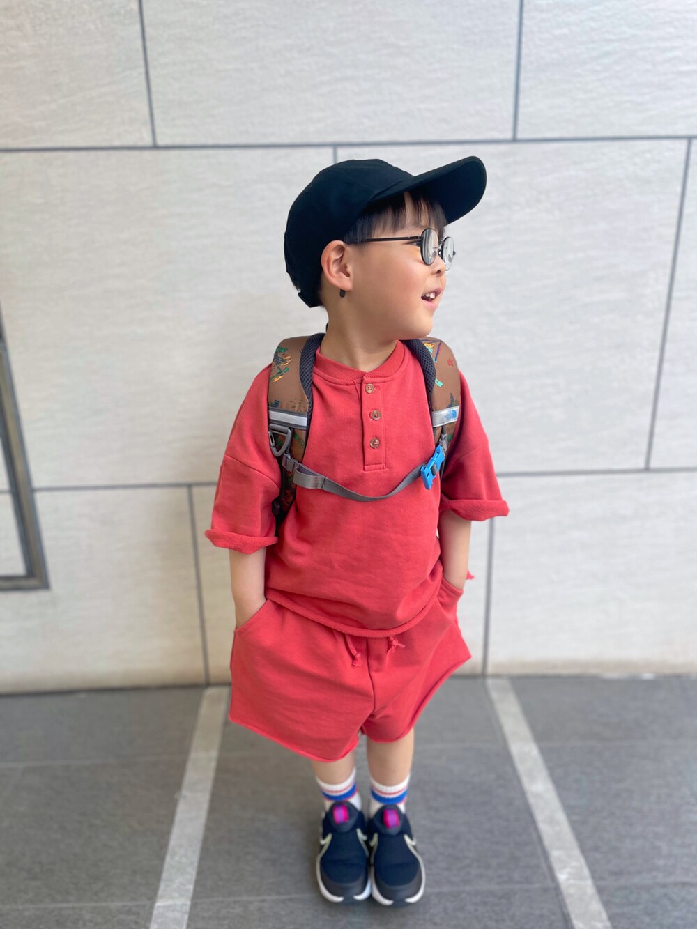 「キッズコーデ、おでかけコーデ、セットアップ、NIKE、ペアマノンストリート、スウエット、ハーフパンツ、キャップ、ミッキー、スニーカー、リュック、半ズボン、カジュアルコーデ、男の子、おとこのこ」｜「NIKEのナイキ フレックス プラス 2 キッズシューズ / Nike Flex Plus 2 Little Kids' Shoes＜16.5-22cm 展開＞（スニーカー、ブルー系）」を使った、sowsukeさん（キッズ・100cm）の春コーディネートの2枚目の写真