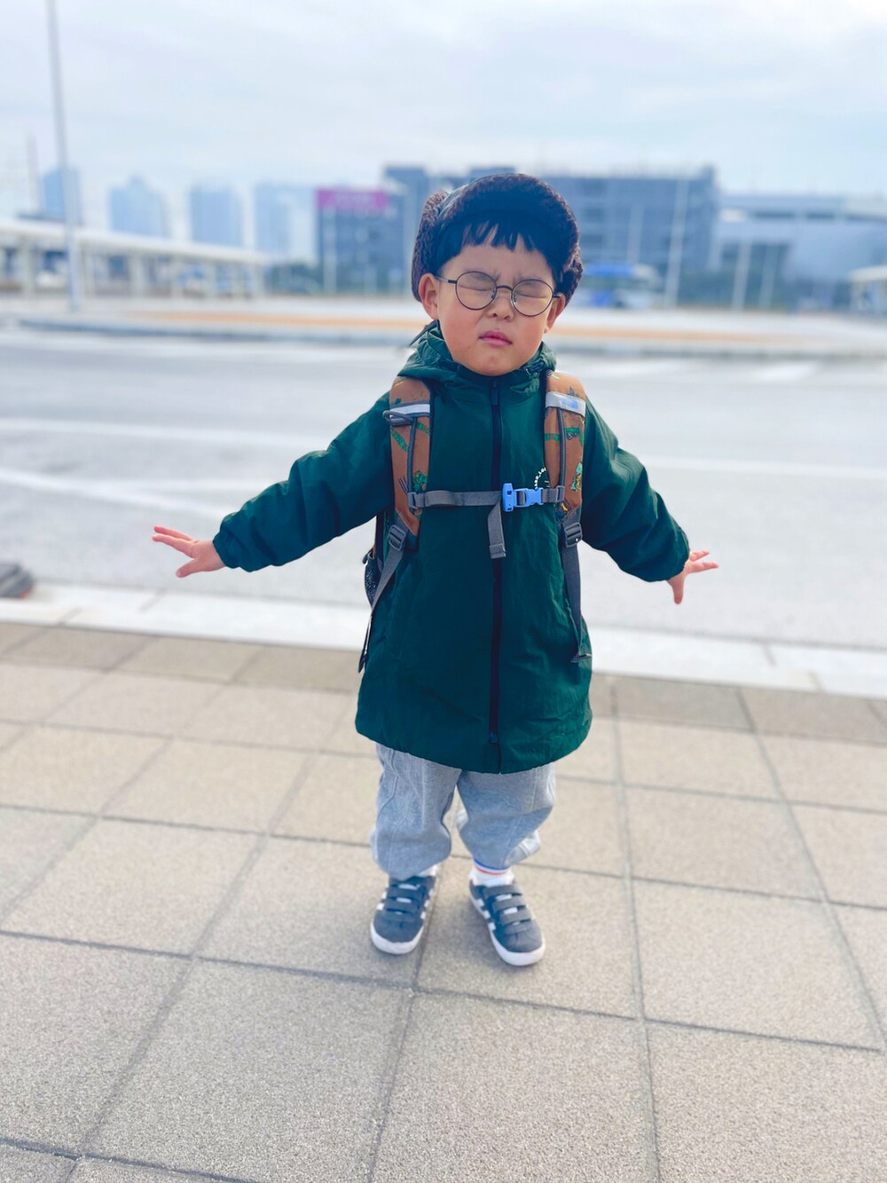 「冬コーデ、スニーカーコーデ、男の子コーデ、3歳、ZARAコーデ、ダウンコート、カーゴパンツ、スウェットパンツ、ワイドパンツ、スニーカー、ノースフェイス、キャップ、男の子、カジュアルコーデ、ファッションを楽しもう」｜「adidasのアイテム（スニーカー、グレー系）」を使った、sowsukeさん（キッズ・90cm）の冬コーディネートの2枚目の写真