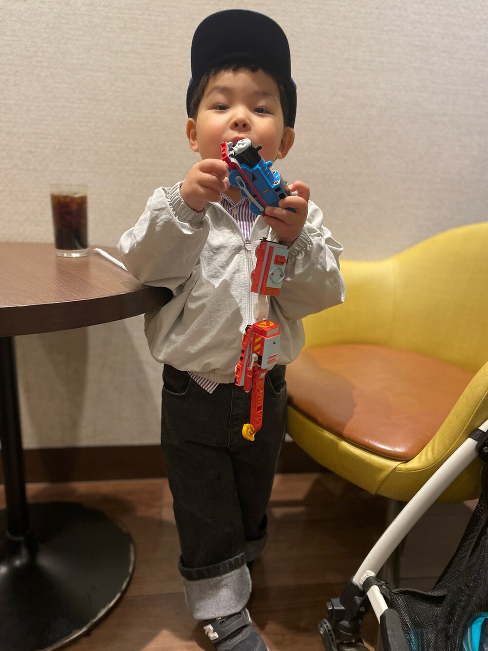 ブラック系のデニムパンツ、シルバー系のブルゾン、パープル系のシャツ/ブラウスを着用したキッズの春コーディネートの2枚目の写真