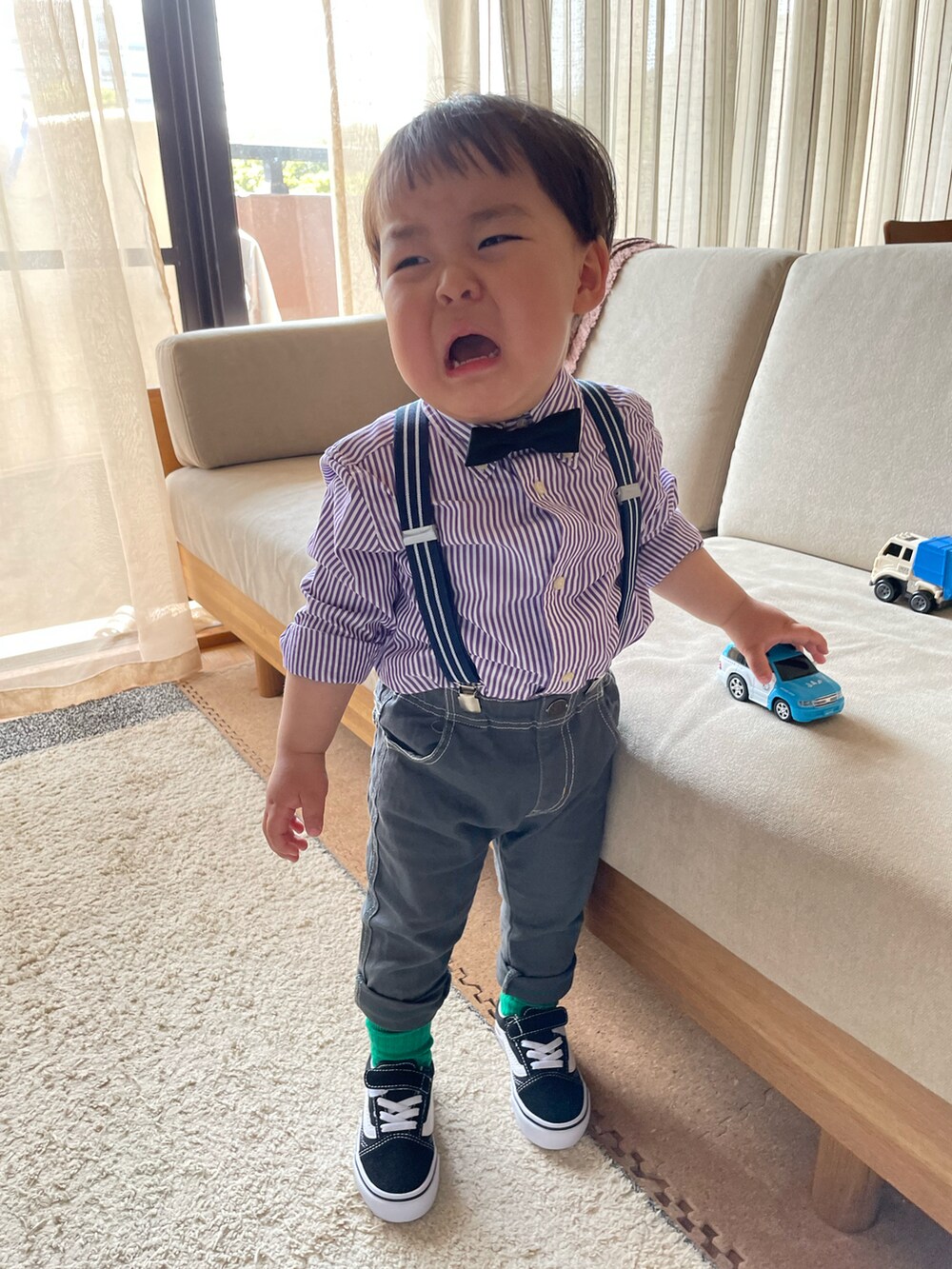 グレー系のその他パンツ、パープル系のシャツ/ブラウス、ブルー系のスニーカーを着用したキッズの春コーディネートの2枚目の写真