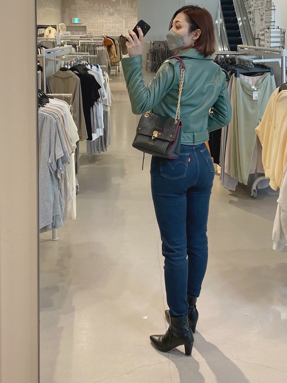 「秋冬コーデ、男性、ジーンズコーデ、女装」｜「LOUIS VUITTONのアイテム（ショルダーバッグ、ブラック系）」を使った、Yuki 💕4歳娘のパパさん（メンズ・171cm）の冬コーディネートの2枚目の写真