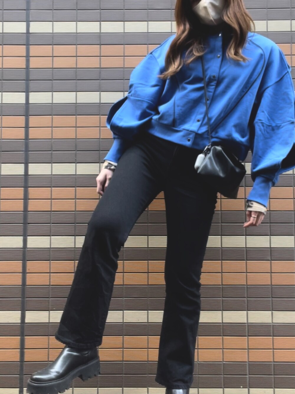 ブルー系のカーディガン/ボレロ、ベージュ系のその他トップス、ブラック系のショルダーバッグを着用したレディースの冬コーディネートの3枚目の写真