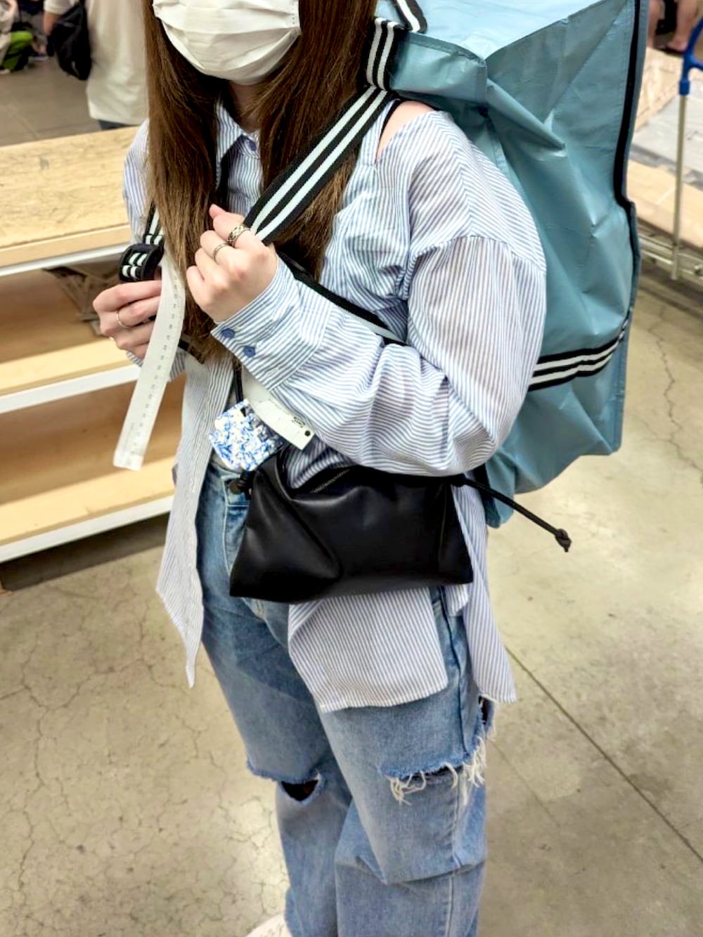 ブルー系のシャツ/ブラウス、ブルー系のデニムパンツを着用したレディースの夏コーディネートの2枚目の写真