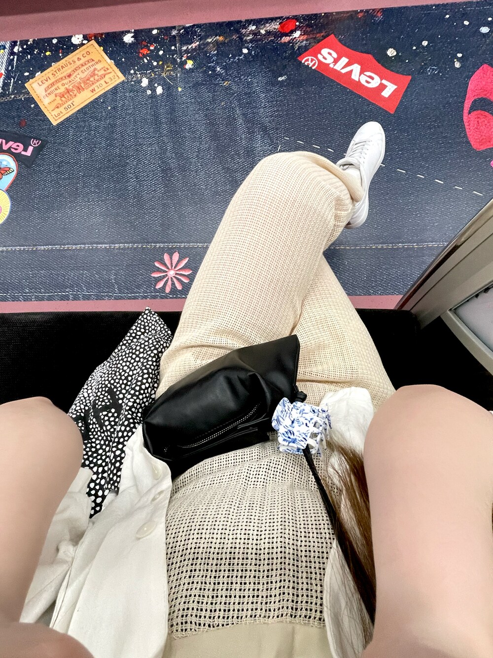 ベージュ系のその他トップス、ベージュ系のつなぎ/オールインワン、ブラック系のトートバッグを着用したレディースの夏コーディネートの2枚目の写真