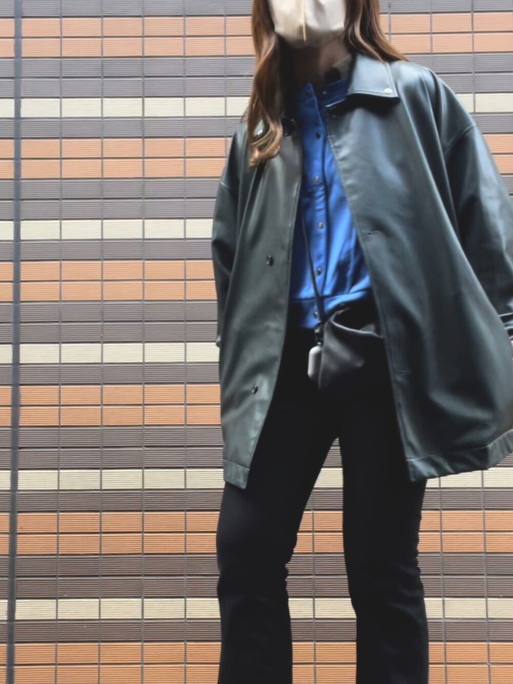 ブルー系のカーディガン/ボレロ、ベージュ系のその他トップス、ブラック系のショルダーバッグを着用したレディースの冬コーディネートの5枚目の写真