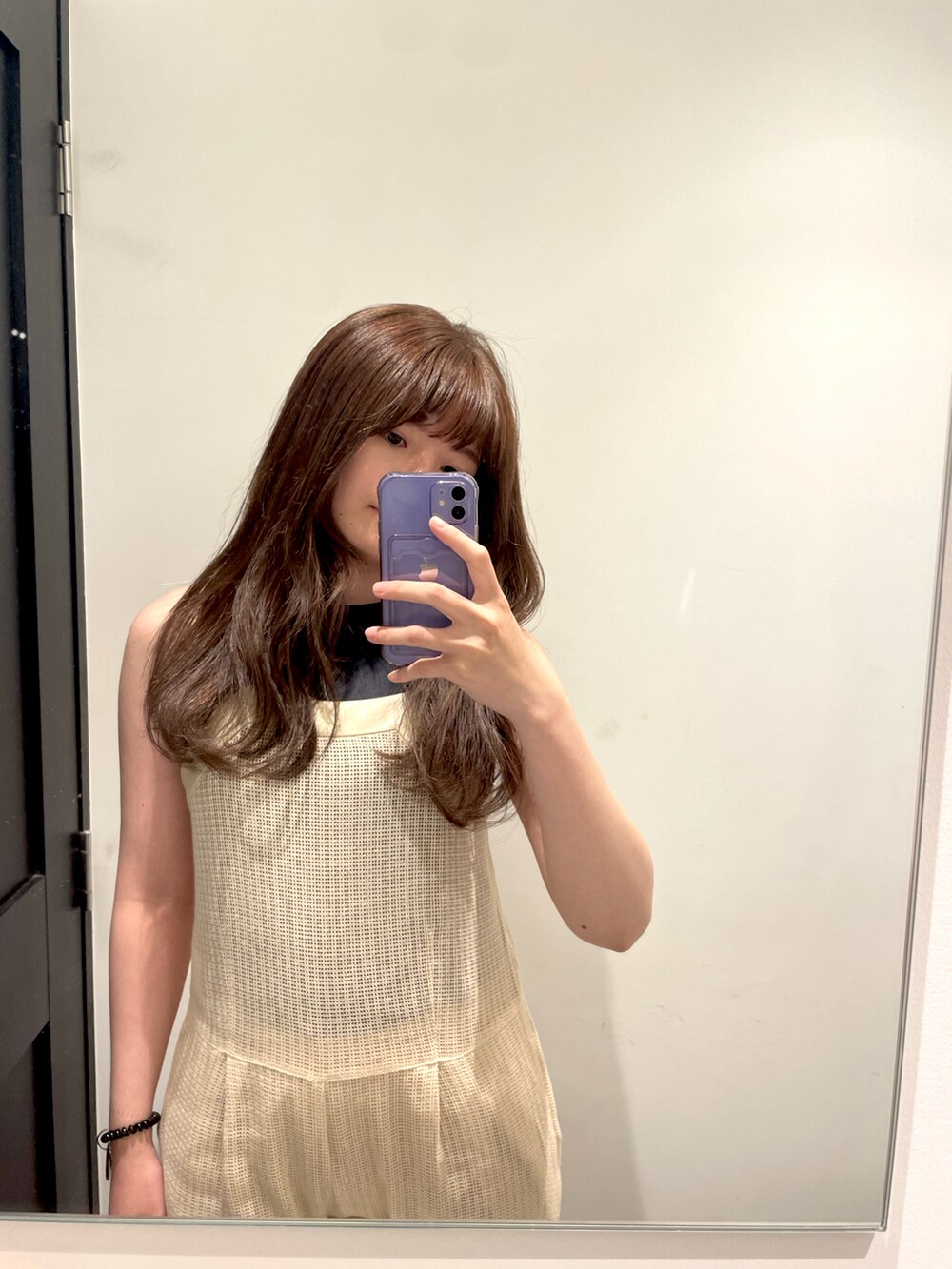 ベージュ系のその他トップス、ベージュ系のつなぎ/オールインワン、ブラック系のトートバッグを着用したレディースの夏コーディネートの3枚目の写真