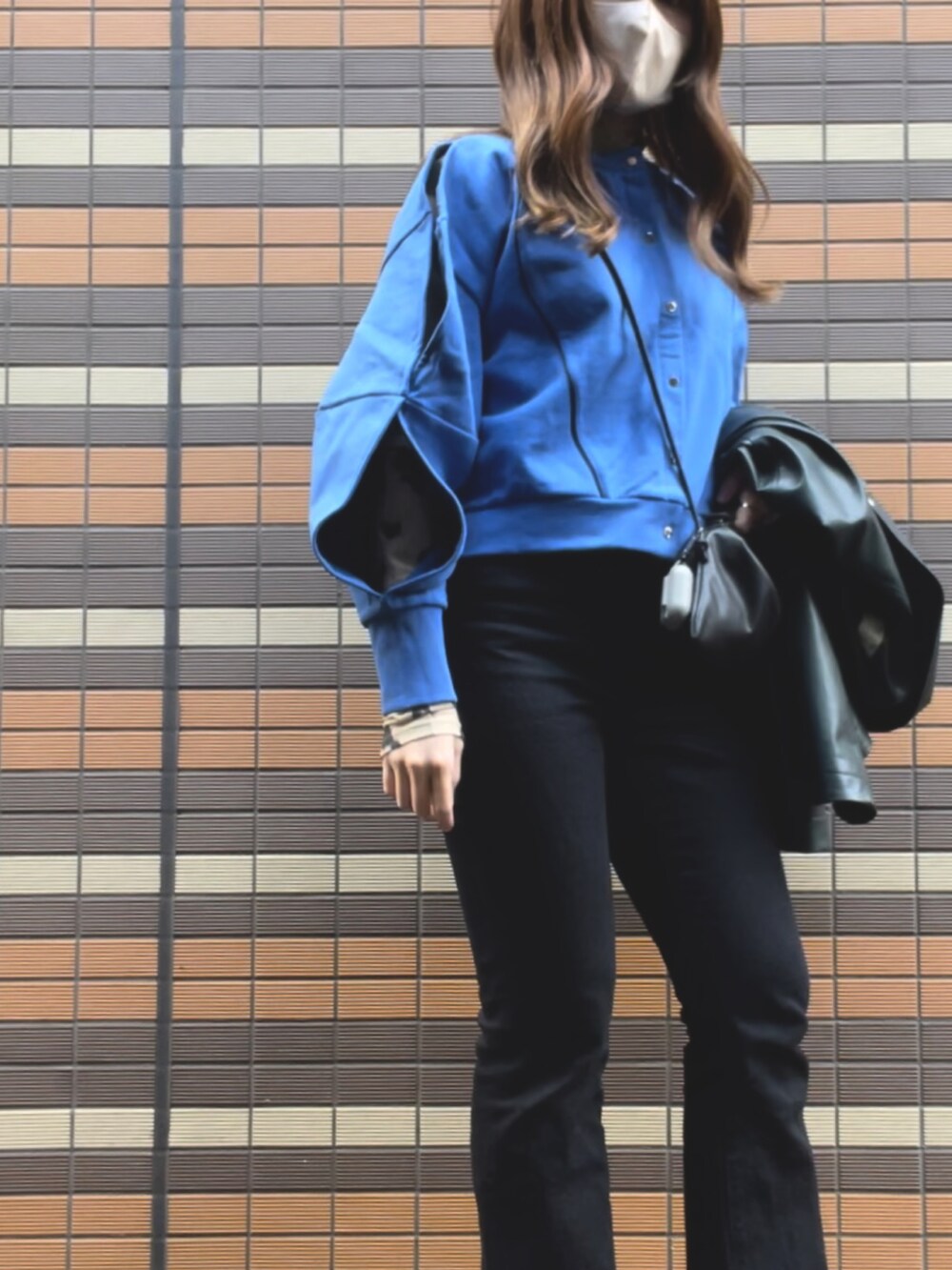 ブルー系のカーディガン/ボレロ、ベージュ系のその他トップス、ブラック系のショルダーバッグを着用したレディースの冬コーディネートの2枚目の写真