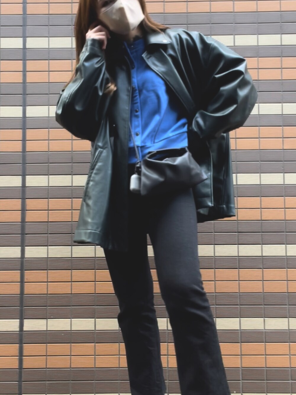 ブルー系のカーディガン/ボレロ、ベージュ系のその他トップス、ブラック系のショルダーバッグを着用したレディースの冬コーディネートの4枚目の写真