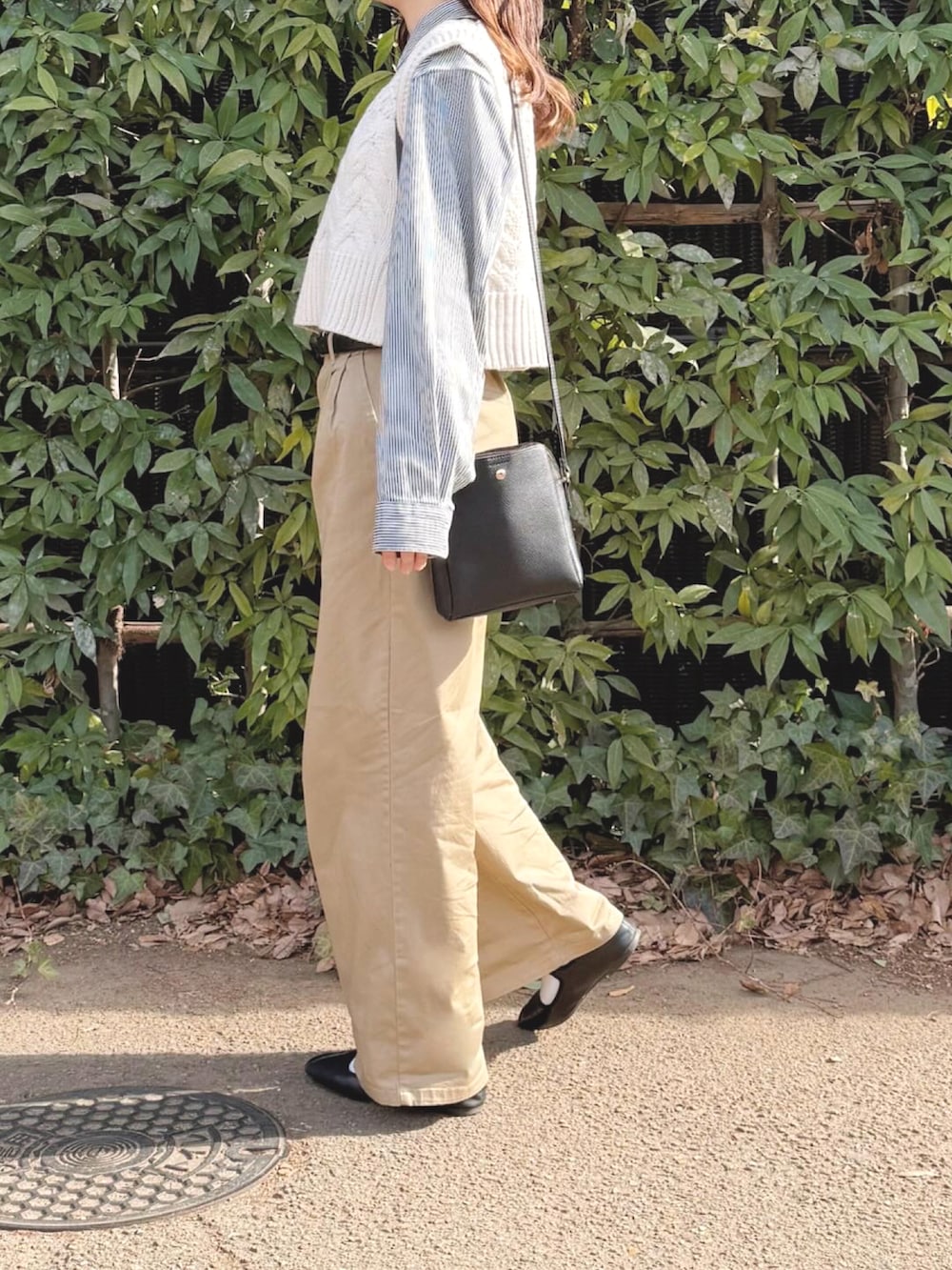 ホワイト系のベスト、ブルー系のシャツ/ブラウス、イエロー系のチノパンツを着用したレディースの春コーディネートの3枚目の写真