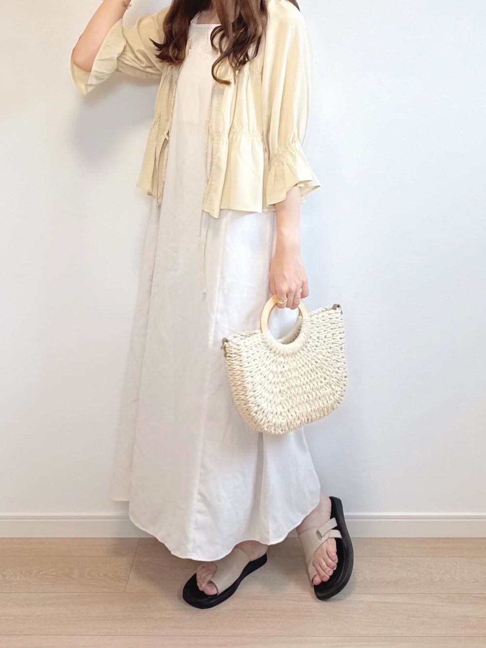 イエロー系のシャツ/ブラウス、ベージュ系のサンダル、ベージュ系のワンピースを着用したレディースの秋コーディネートの2枚目の写真