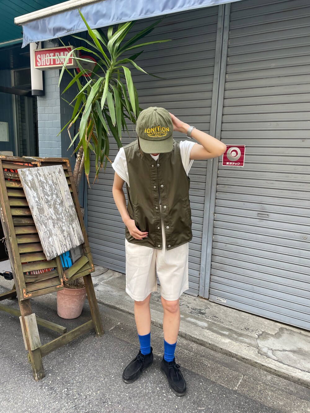 ホワイト系のベスト、ホワイト系のその他パンツを着用したレディースの春コーディネートの2枚目の写真