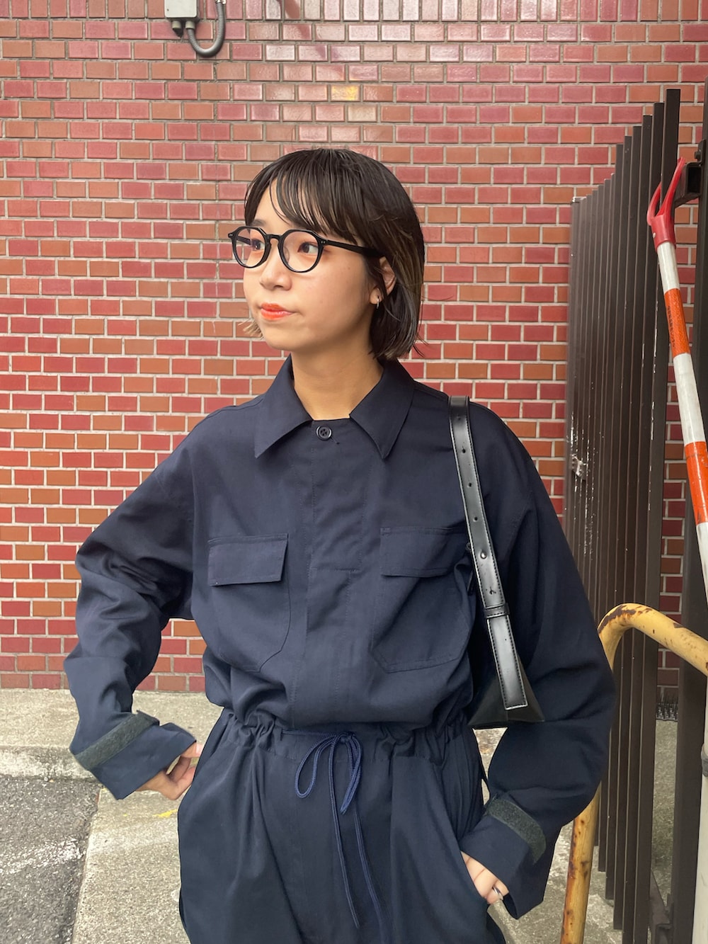 「カジュアルコーデ、秋先取りコーデ、秋服コーデ、秋コーデ」｜「WHIMSICの【UNISEX/サイズ展開あり】US CMU-3/Pカバーオール（サロペット/オーバーオール、ブルー系）」を使った、Kaneko Yukaさん（レディース・170cm）の夏コーディネートの3枚目の写真