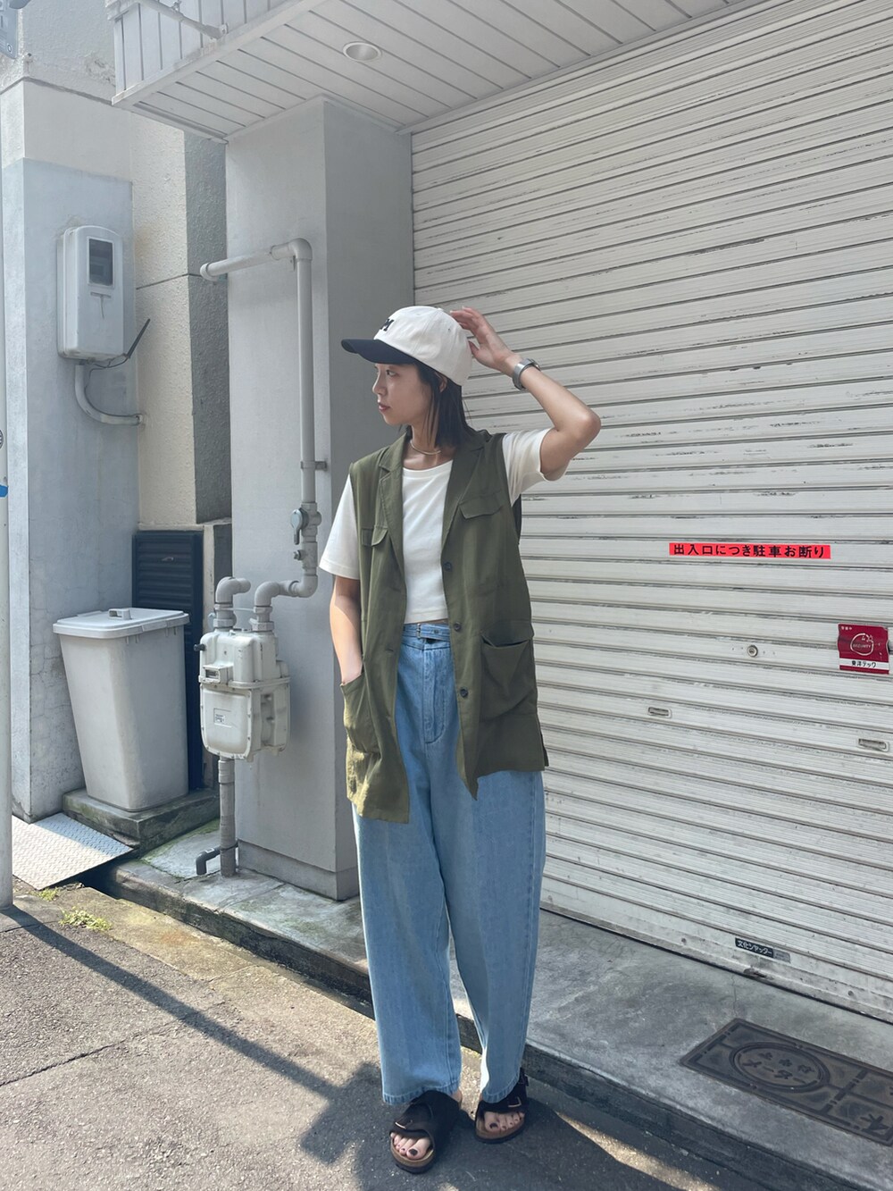 グリーン系のベスト、ホワイト系のTシャツ/カットソー、ブルー系のその他パンツを着用したレディースの夏コーディネートの2枚目の写真