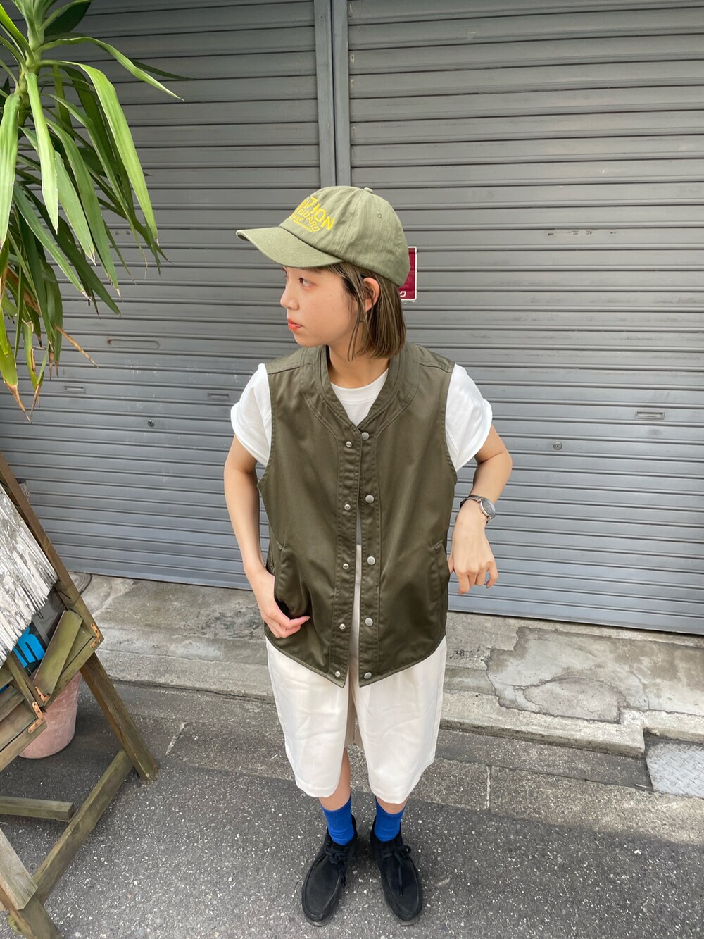 ホワイト系のベスト、ホワイト系のその他パンツを着用したレディースの春コーディネートの5枚目の写真