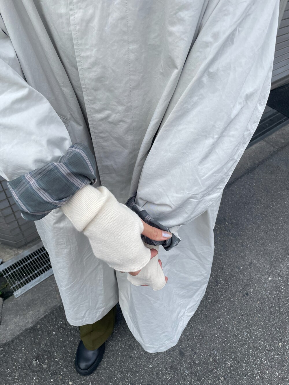 ベージュ系のステンカラーコート、グリーン系のその他パンツを着用したレディースの秋コーディネートの4枚目の写真