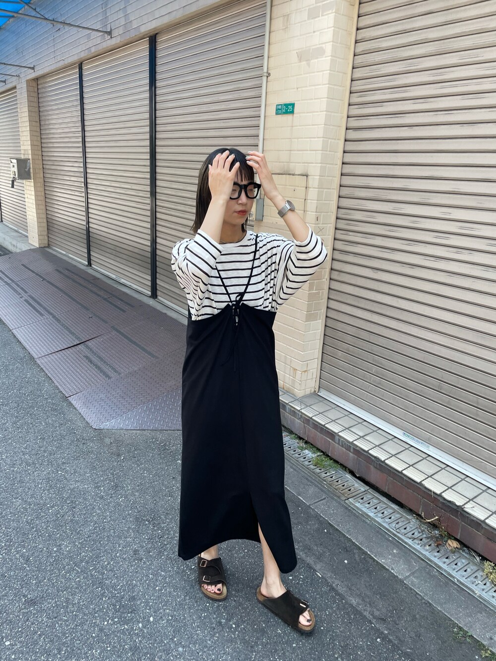 ブラック系のTシャツ/カットソー、ブラック系のワンピース、ブラック系のメガネを着用したレディースの夏コーディネートの3枚目の写真