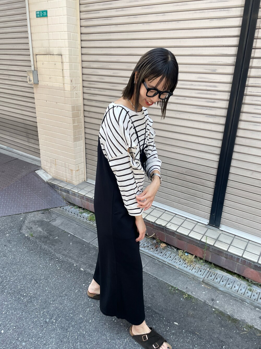 ブラック系のTシャツ/カットソー、ブラック系のワンピース、ブラック系のメガネを着用したレディースの夏コーディネートの2枚目の写真