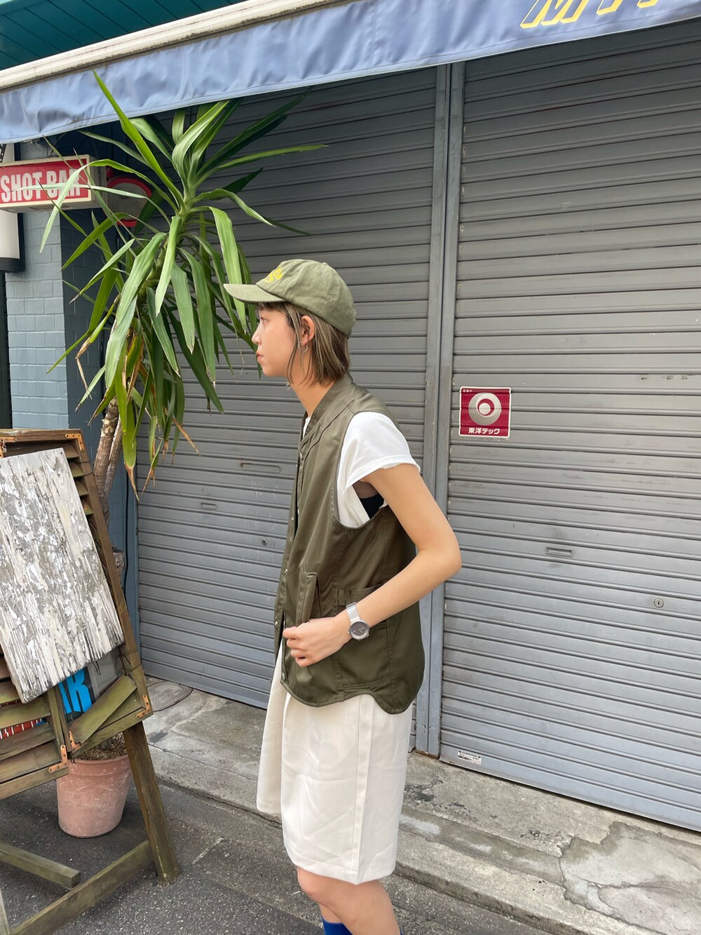 ホワイト系のベスト、ホワイト系のその他パンツを着用したレディースの春コーディネートの3枚目の写真