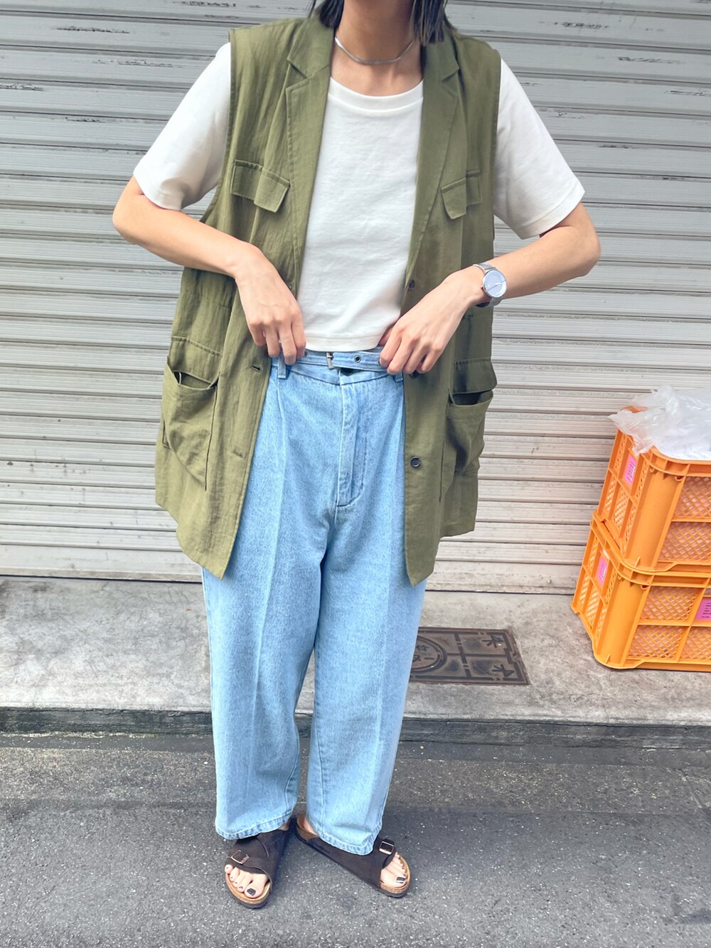 グリーン系のベスト、ホワイト系のTシャツ/カットソー、ブルー系のその他パンツを着用したレディースの夏コーディネートの4枚目の写真