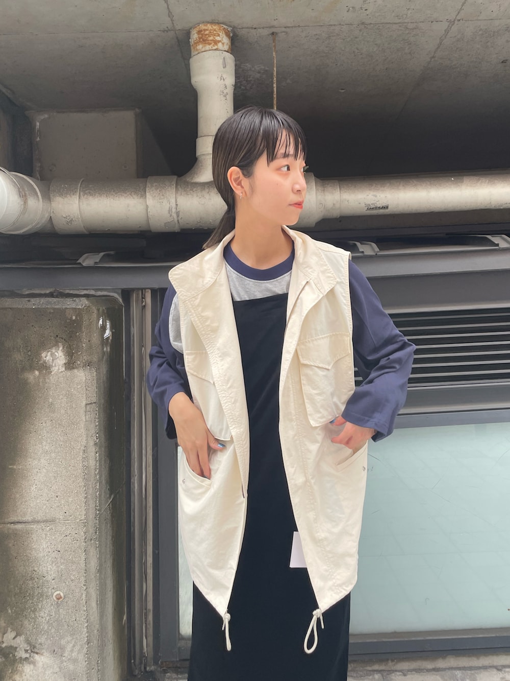 グレー系のTシャツ/カットソー、ブラック系のワンピース、ホワイト系のベストを着用したレディースの秋コーディネートの3枚目の写真