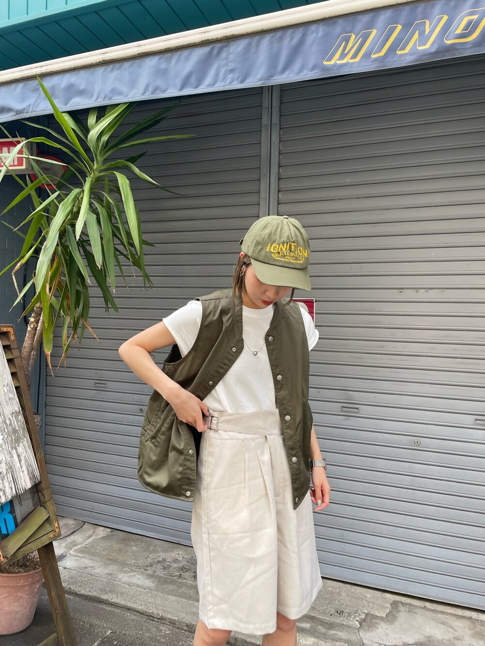 ホワイト系のベスト、ホワイト系のその他パンツを着用したレディースの春コーディネートの4枚目の写真