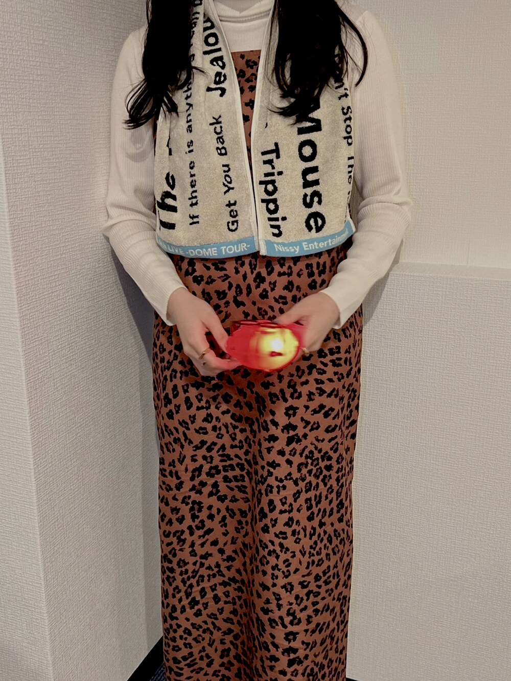 ブラウン系のワンピース、ホワイト系のニット/セーター、ブラウン系のモカシン/デッキシューズを着用したレディースの冬コーディネートの2枚目の写真