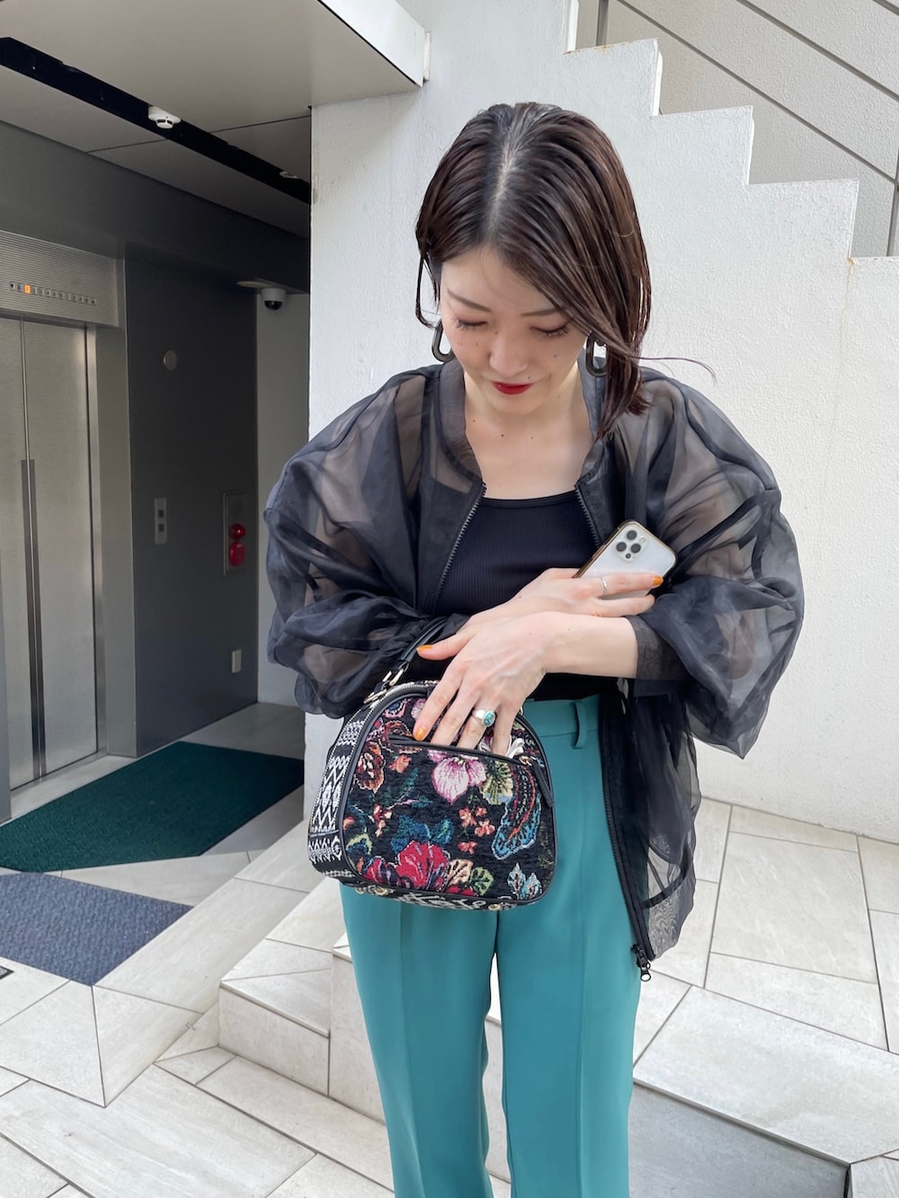 グリーン系のその他パンツ、ブラック系のショルダーバッグ、ブラック系のショルダーバッグを着用したレディースの夏コーディネートの2枚目の写真