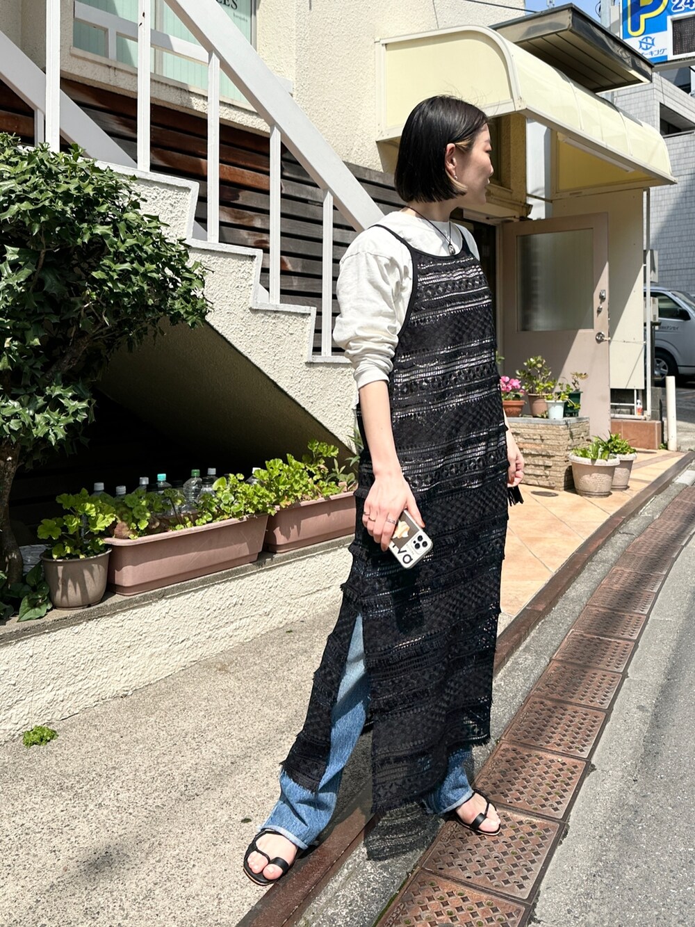 「イアパピヨネ、ear PAPILLONNER、春のNewスタイル、デニム、大人カジュアル、ショルダーバッグ、休日スタイル、ストリート、韓国ファッション、ボーダー、キャミワンピ、モノトーン、お出かけコーデ、レイヤードスタイル、サンダル」｜「インスタ😊のアイテム（その他、ピンク系）」を使った、ear_yamadaさん（レディース・159cm）の春コーディネートの2枚目の写真