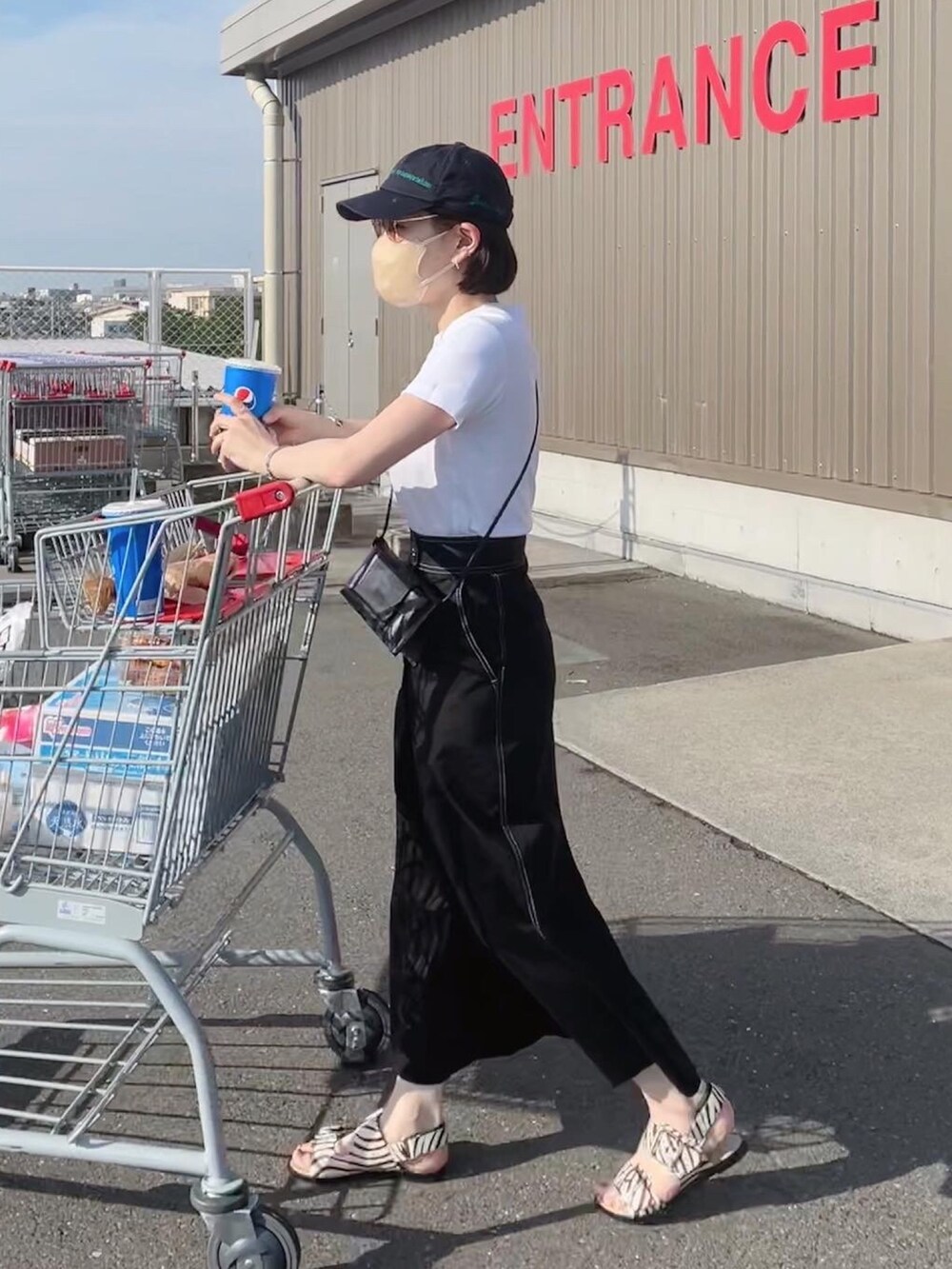 「イアパピヨネ、ear PAPILLONNER、休日スタイル、キャップ、きれいめカジュアル、タックイン、白Tシャツ、サングラス、UNIQLO、モノトーン、Tシャツ、コンバース、韓国ファッション、夏コーデ、デニムスカート」｜「UNIQLOのクルーネックT（半袖）（Tシャツ/カットソー、ホワイト系）」を使った、ear_yamadaさん（レディース・159cm）の春コーディネートの2枚目の写真