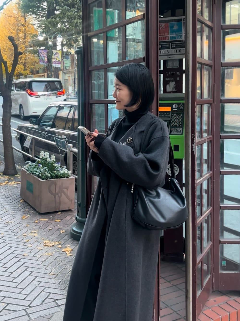「スラックス、大人女子、シンプル、グレーコーデ、イアパピヨネ、ear PAPILLONNER、通勤コーデ、通勤スタイル」｜「ear PAPILLONNERの《日本製》カトラリーブローチ（ブローチ/コサージュ、シルバー系）」を使った、ear_yamadaさん（レディース・159cm）の冬コーディネートの2枚目の写真