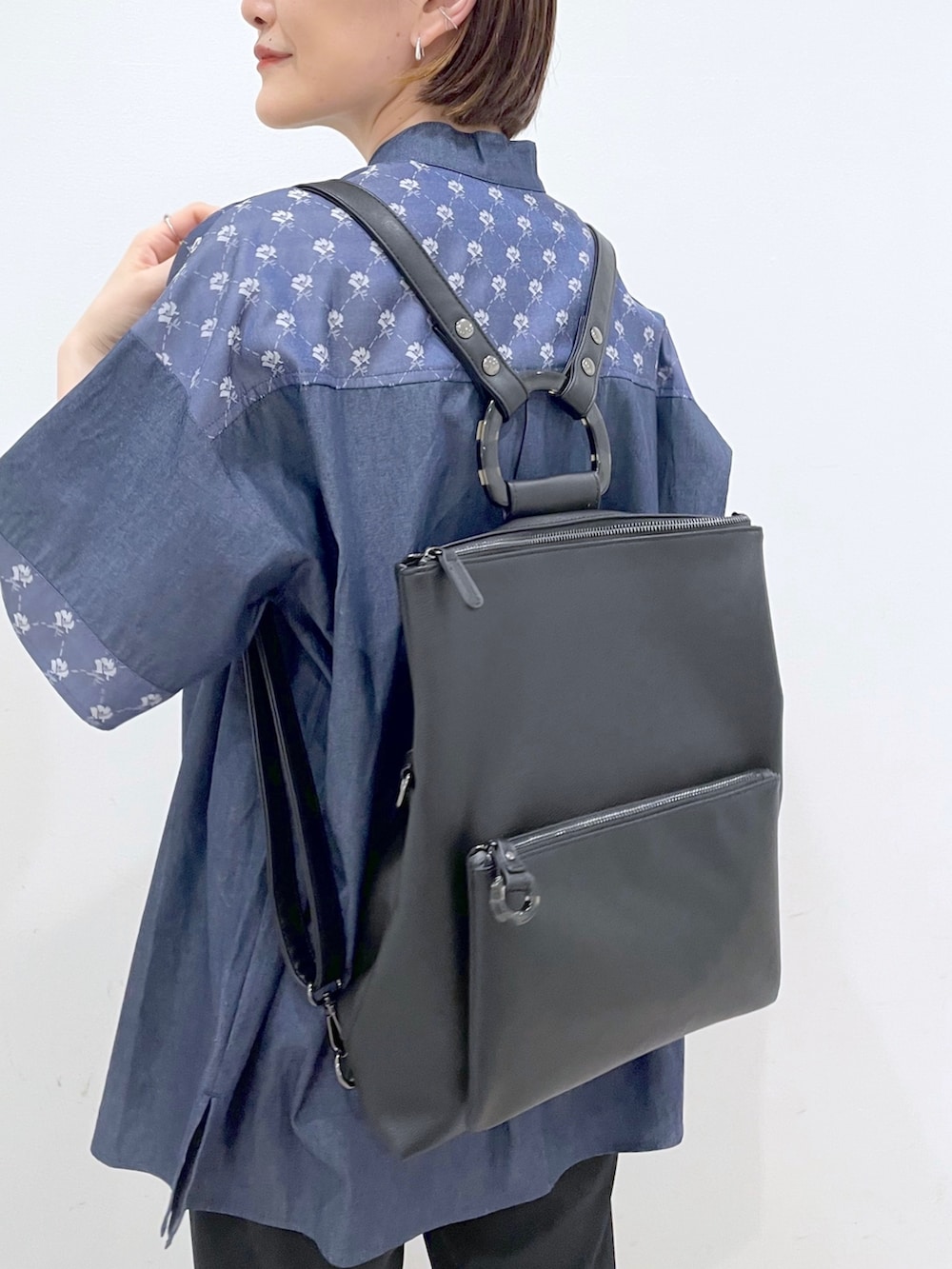 「イアパピヨネ、ear PAPILLONNER、レイヤードスタイル、シンプルコーデ、デニム、トートバッグ、ビッグシルエット、休日スタイル、ハンドバッグ、春夏コーデ、モード、シャツスタイル、雨の日コーデ、ダンガリーシャツ、サンダル」｜「インスタ😊のアイテム（その他、ピンク系）」を使った、ear_yamadaさん（レディース・159cm）の春コーディネートの3枚目の写真