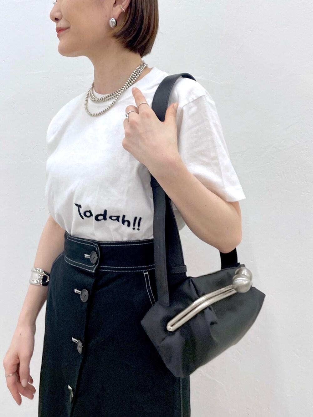 「イアパピヨネ、ear PAPILLONNER、お出かけコーデ日記、ストリート、春夏コーデ、モード、初夏コーデ、モノトーン、休日スタイル、ショルダーバッグ、韓国ファッション、デニム、シンプルコーデ、サンダル、Tシャツ」｜「インスタ😊のアイテム（その他、ピンク系）」を使った、ear_yamadaさん（レディース・159cm）の春コーディネートの3枚目の写真