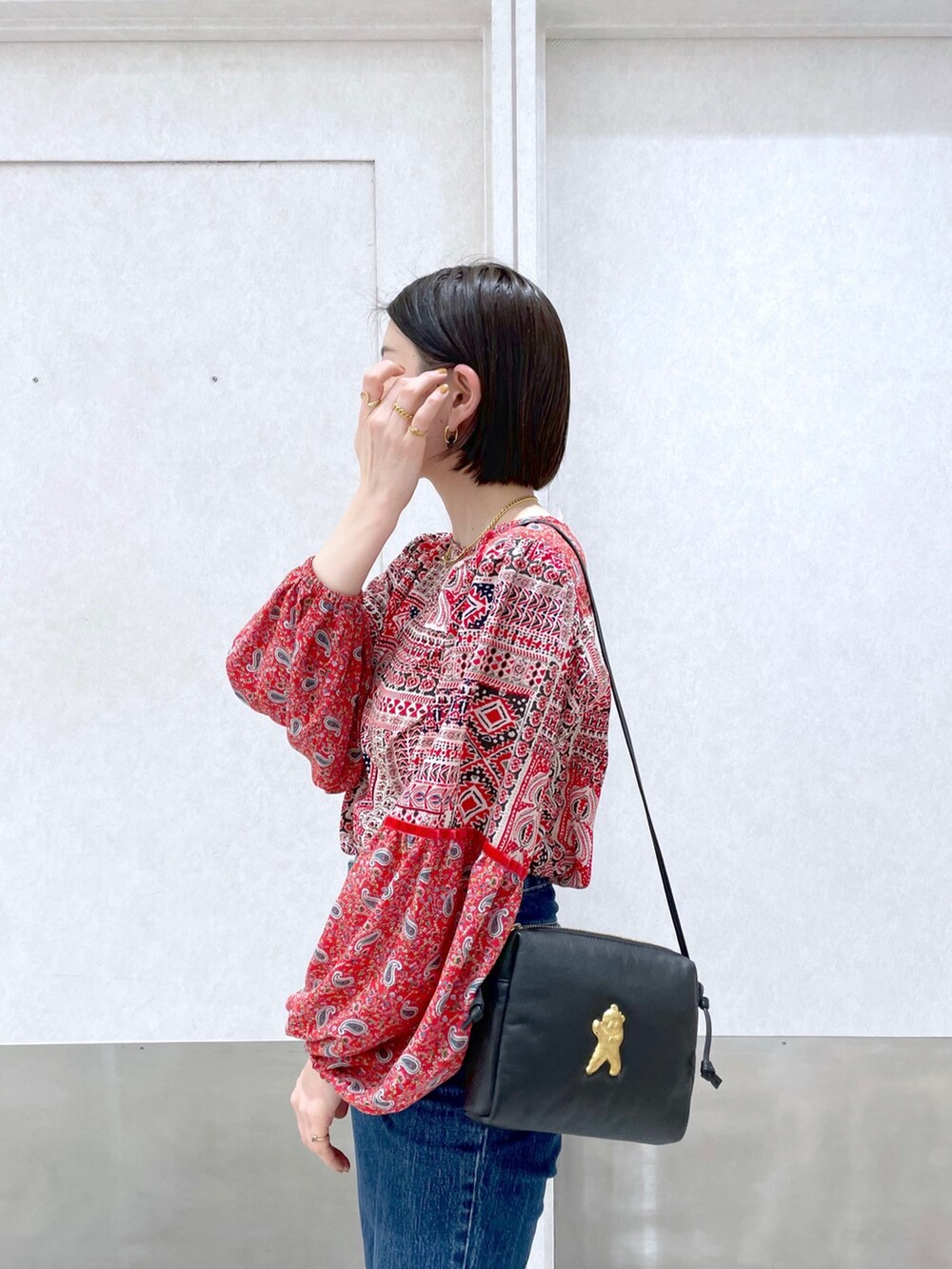 「イアパピヨネ、ear PAPILLONNER、春服みてみて、休日スタイル、春コーデ、ショルダーバッグ、ボリューム袖、韓国ファッション、ブラウス、デニム、タックイン、サンダル、グルカサンダル、旅行コーデ、デニムコーデ」｜「インスタ😊のアイテム（その他、ピンク系）」を使った、ear_yamadaさん（レディース・159cm）の春コーディネートの3枚目の写真