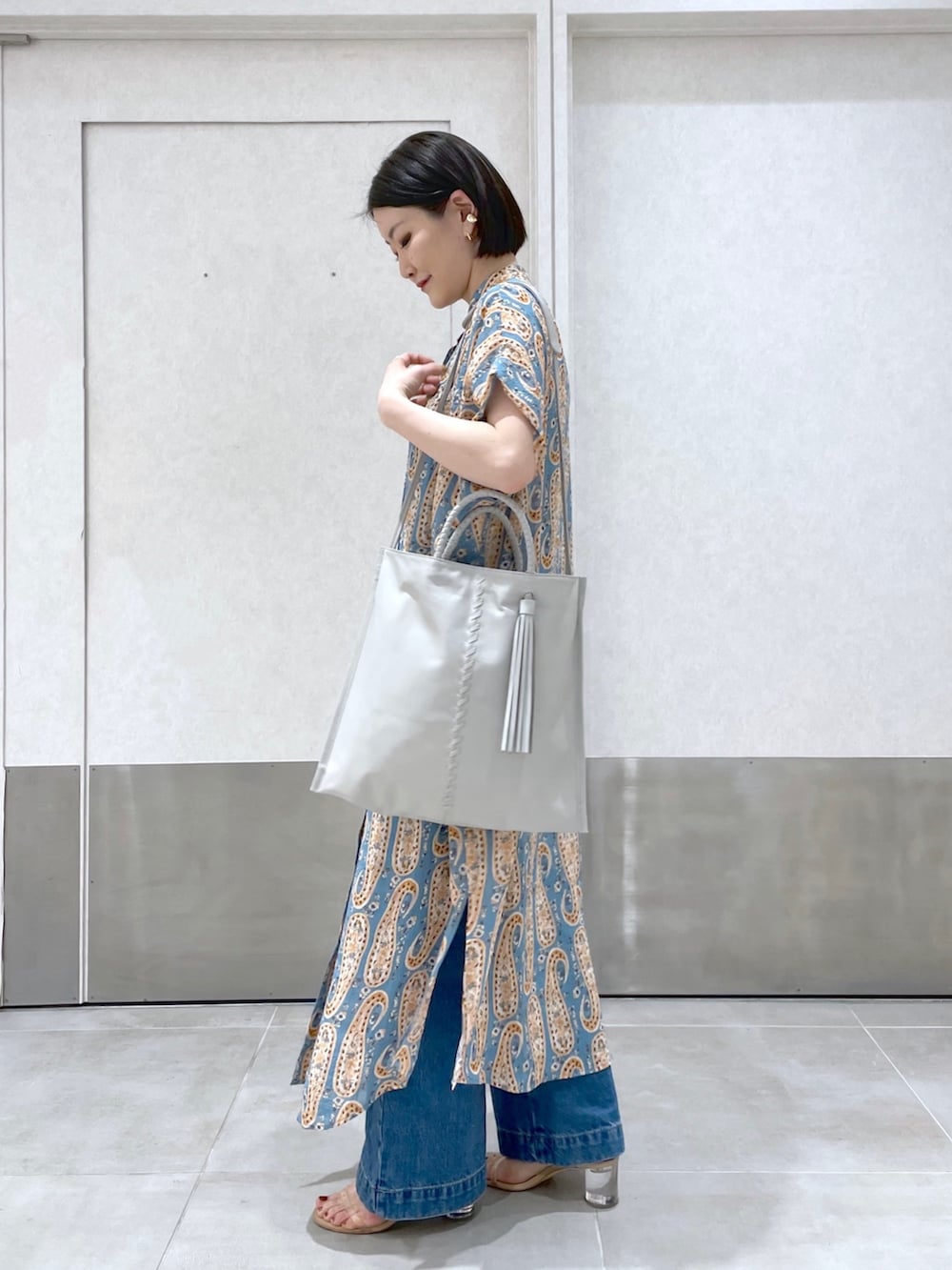 「イアパピヨネ、ear PAPILLONNER、春服デビュー宣言、レイヤードスタイル、トートバッグ、シンプルコーデ、淡色コーデ、きれいめカジュアル、パステル映える春、ビッグシルエット、シャツスタイル、スクエアバッグ、春服みてみて、デニムパンツ、柄ワンピース」｜「インスタ😊のアイテム（その他、ピンク系）」を使った、ear_yamadaさん（レディース・159cm）の春コーディネートの4枚目の写真