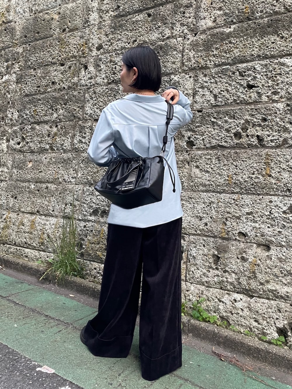 ブラック系のボストンバッグ、ブラック系のその他パンツ、ブラック系のその他を着用したレディースの秋コーディネートの3枚目の写真