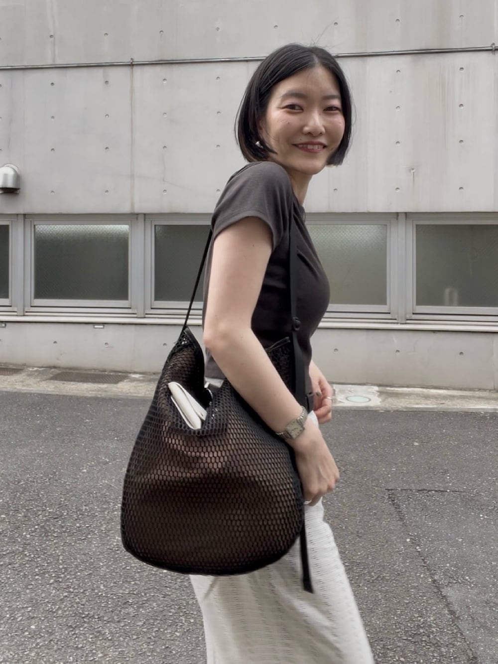 「ショルダーバッグ、ワイドパンツ、サンダル、韓国ファッション、きれいめカジュアル、休日スタイル、お出かけコーデ、モノトーン、初夏コーデ、大人カジュアルコーデ、キレイめカジュアル、夏バッグ、イアパピヨネ、ear PAPILLONNER」｜「ear PAPILLONNERの《A4サイズ対応/2way/260g》メッシュライトショルダーバッグ（ショルダーバッグ、ブラック系）」を使った、ear_yamadaさん（レディース・159cm）の春コーディネートの4枚目の写真