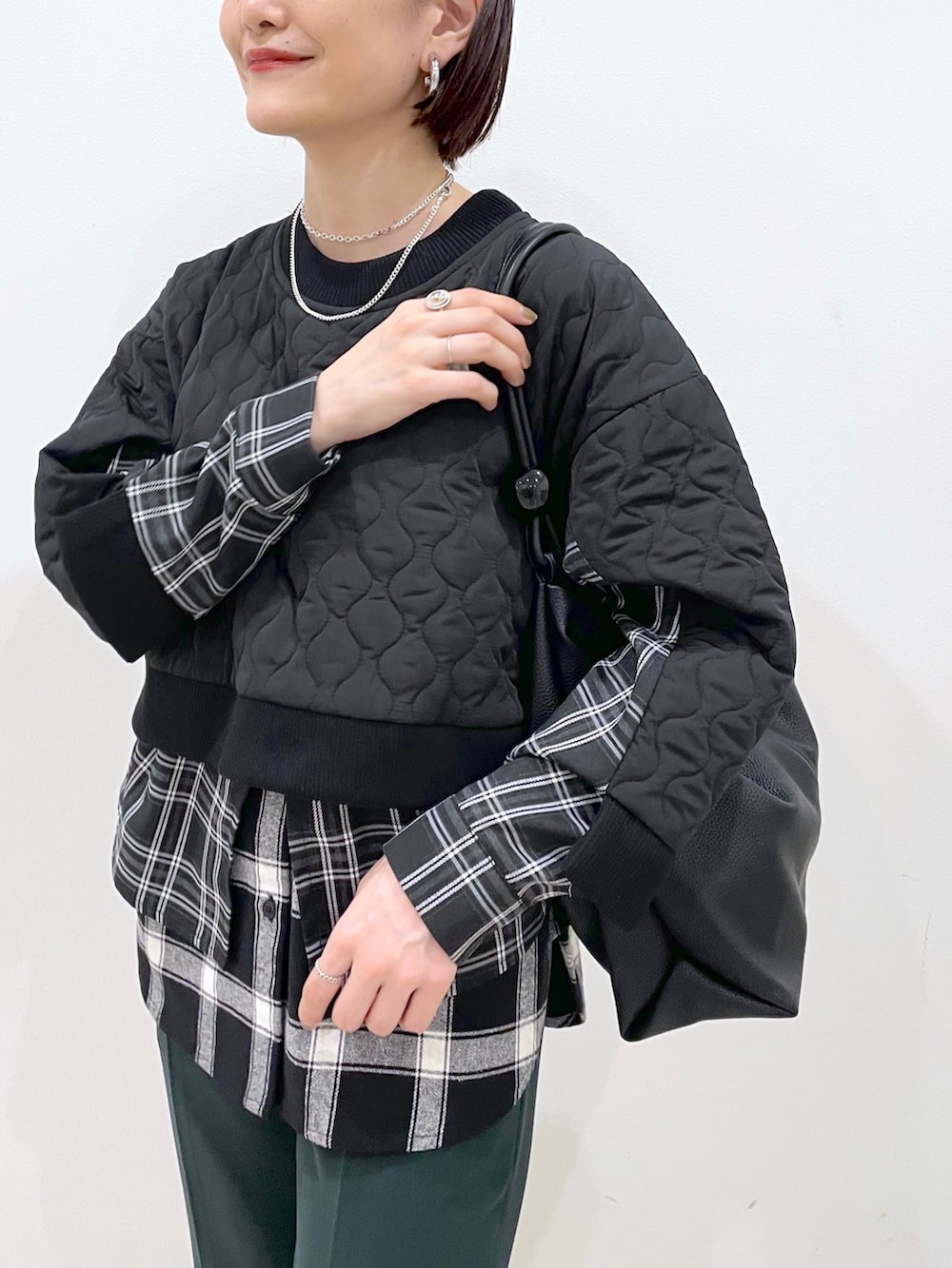「イアパピヨネ、ear PAPILLONNER、冬コーデ、スクエアトゥ、ロングコート、クリスマスに着たい服、レイヤードスタイル、キルティング、チェック、チェック柄、カラーパンツ、フレアパンツ、ショート丈トップス、きれいめカジュアル、差し色」｜「インスタ😊のアイテム（その他、ピンク系）」を使った、ear_yamadaさん（レディース・159cm）の秋コーディネートの5枚目の写真