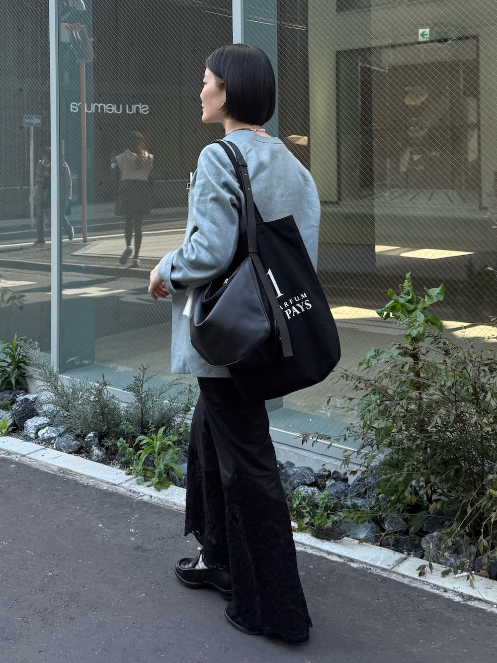 「ジャケット、テーラードジャケット、春色、春めき満開コーデ、トートバッグ、春コーデ、大人カジュアル、淡色コーデ、ショルダーバッグ、オトナカジュアル、きれいめコーデ、パンツコーデ、イアパピヨネ、ear PAPILLONNER」｜「ear PAPILLONNERの《本革》スワロ―マチショルダーバッグ（ショルダーバッグ、ブラック系）」を使った、ear_yamadaさん（レディース・159cm）の春コーディネートの2枚目の写真
