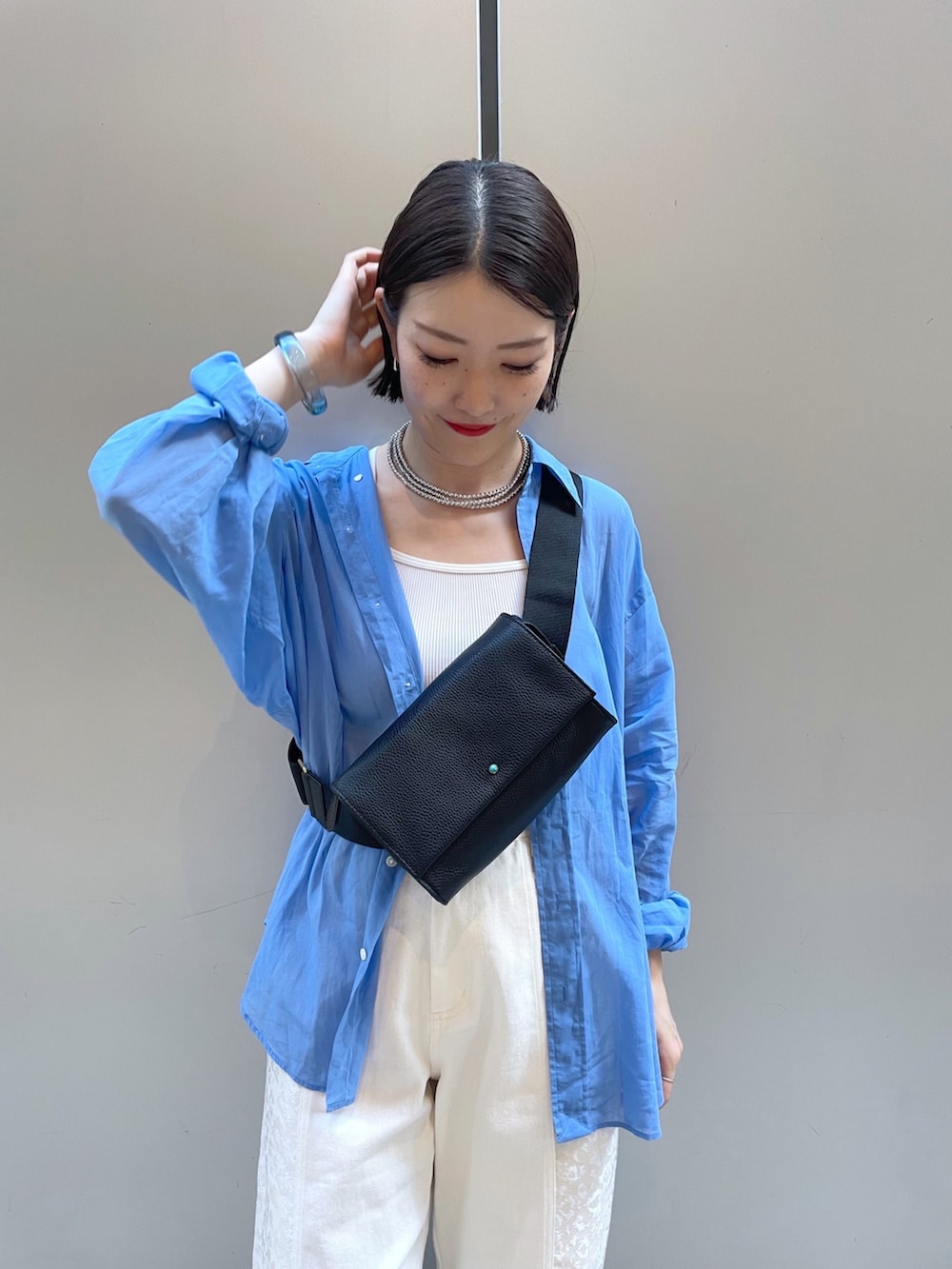 「イアパピヨネ、ear PAPILLONNER、夏コーデ、きれいめカジュアル、シアーシャツ、スクエアバッグ、夏だ！Tシャツ着よう！、白パンツ、シャツスタイル、ボディバッグ、大人カジュアル、カラーコーデ、ホワイトパンツ、シンプルコーデ、真夏のアクティブスタイル」｜「UNIQLOのアイテム（トップス、ホワイト系）」を使った、ear_yamadaさん（レディース・159cm）の夏コーディネートの2枚目の写真