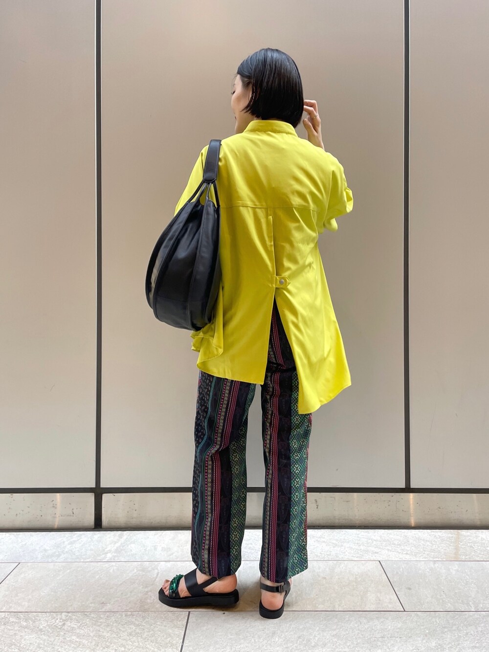 「イアパピヨネ、ear PAPILLONNER、休日スタイル、ビッグシルエット、カラー×コーデ、ビタミンカラー、カラーパンツ、レイヤードスタイル、ボリューム袖、シャツスタイル、柄パンツ、カラーコーデ、きれいめカジュアル、夏コーデ、ビッグシャツ」｜「ear PAPILLONNERの”SUM1 STYLE（スミ スタイル）”　アシンメトリーシャツ（シャツ/ブラウス、イエロー系）」を使った、ear_yamadaさん（レディース・159cm）の春コーディネートの4枚目の写真