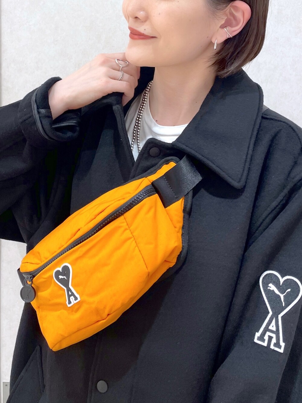 「イアパピヨネ、ear PAPILLONNER、amiparis、マイベストコーデ2022、休日スタイル、チェスターコート、韓国ファッション、きれいめカジュアル、冬コーデ、ロングコート、オレンジ、白スニーカー、ステンカラーコート、スラックス、スニーカー」｜「インスタ😊のアイテム（その他、ピンク系）」を使った、ear_yamadaさん（レディース・159cm）の冬コーディネートの4枚目の写真